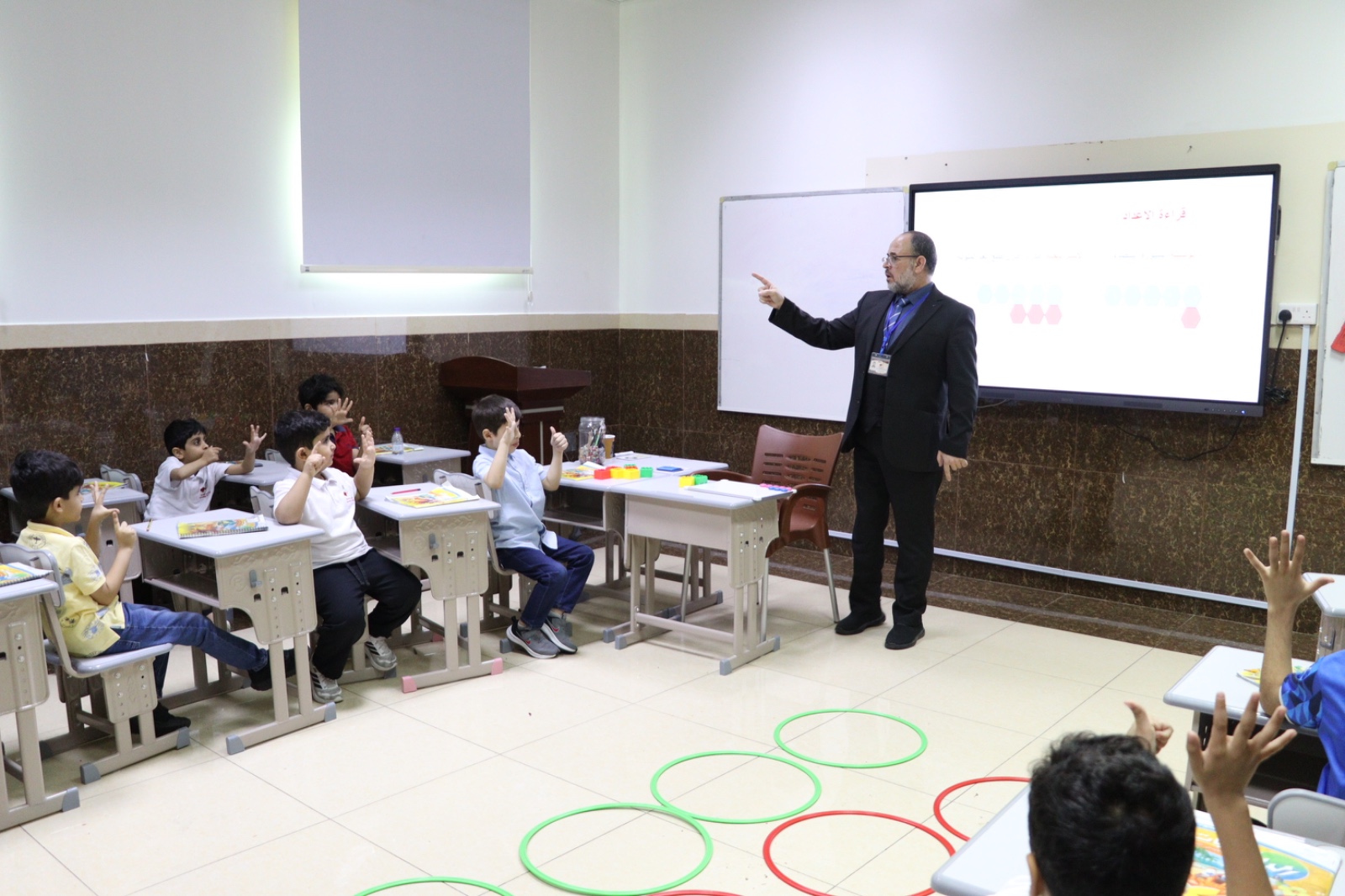 المرافق والتجهيزات الحديثة في مدارس الجامعة